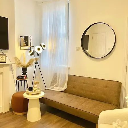 Sleeps 5 Citycen Free Park Holiday home Birmingham