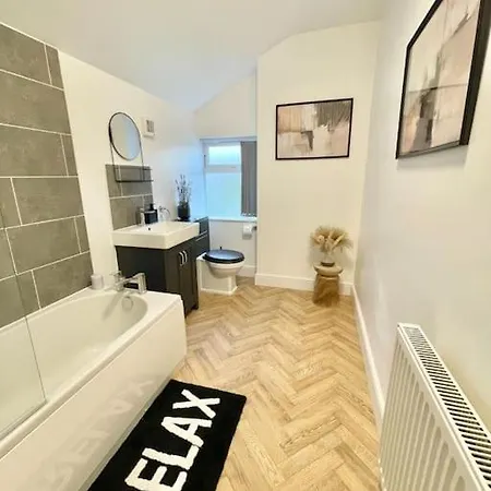 Sleeps 5 Citycen Free Park Holiday home Birmingham