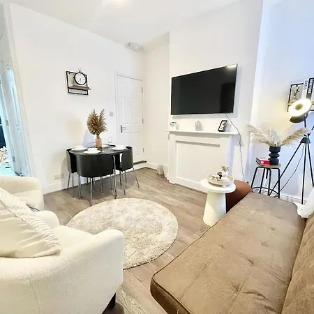 Sleeps 5 Citycen Free Park Holiday home Birmingham